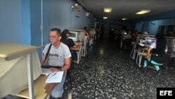 Varias personas acceden a Internet en una sala de navegación en La Habana (Cuba).